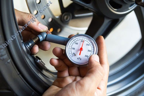 bơm lốp xe máy bao nhiêu kg