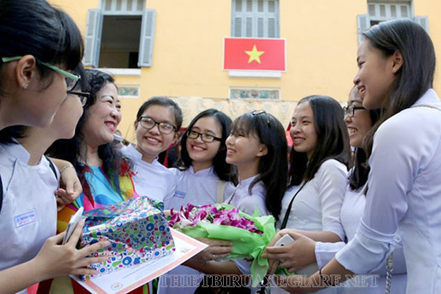 Niềm vui đong đầy của cả cô và trò trong ngày Nhà Giáo Việt Nam